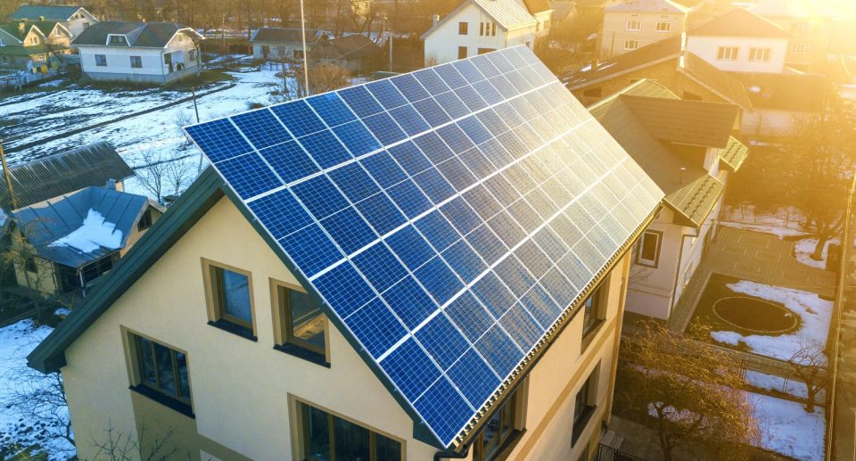 Dlaczego warto inwestować w baterie słoneczne? Sprawdź, jak mieć prąd za darmo!