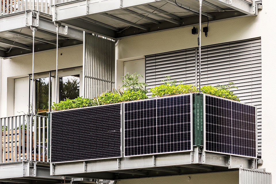 Panele Słoneczne na Balkonach: Nowy Trend w Odnawialnych Źródłach Energii